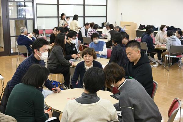 ２月のシンポジウムで、「たまりば」について話し合う高橋さん（手前中央）ら参加者