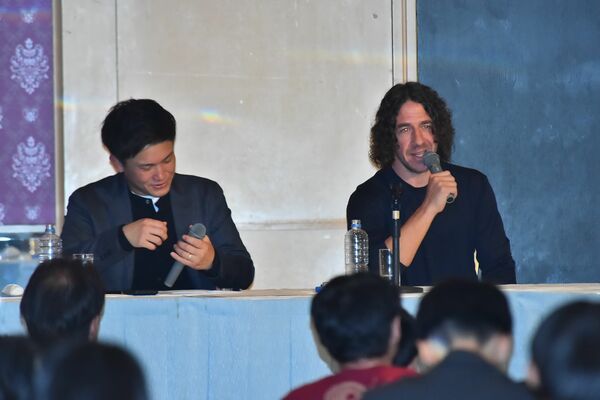 自身のキャリアやプロサッカー選手としての心構えなどを語ったプジョル氏（右）＝宇都宮市内