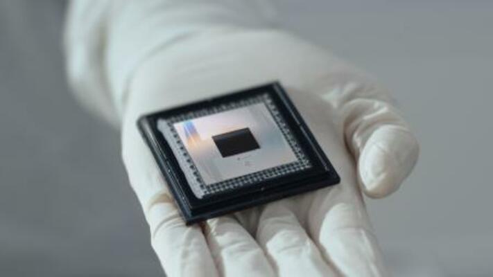 　米グーグルの量子コンピューター用チップ「ウィロー」（同社提供）