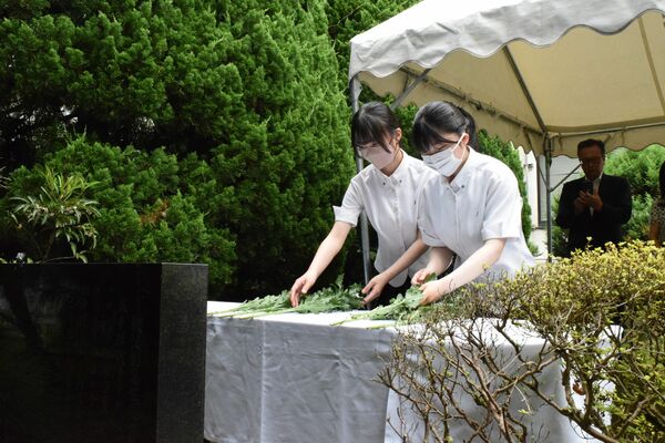 献花する作新学院高の各部生徒会＝19日午前、宇都宮市一の沢１丁目