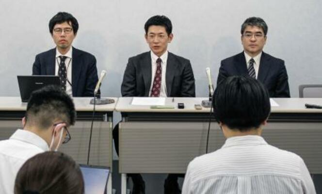 記者会見する検察官役を務める指定弁護士=2日午後、大阪市