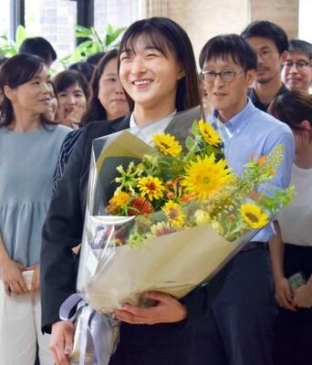 兵庫県庁で職員らの出迎えを受ける元フィギュアスケート選手の坂本花織さん=2日午前