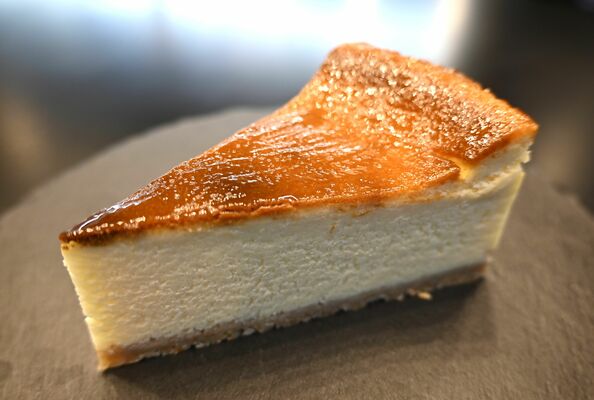 しっとりと濃厚な味わいの「チーズケーキ」