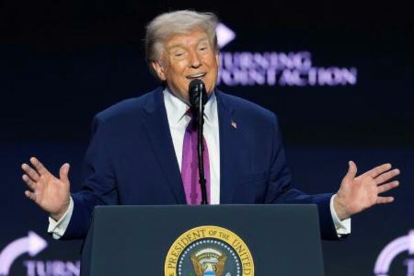 　１７日、米西部アリゾナ州フェニックスで、保守系政治団体の集会で演説するトランプ大統領（ＡＰ＝共同）