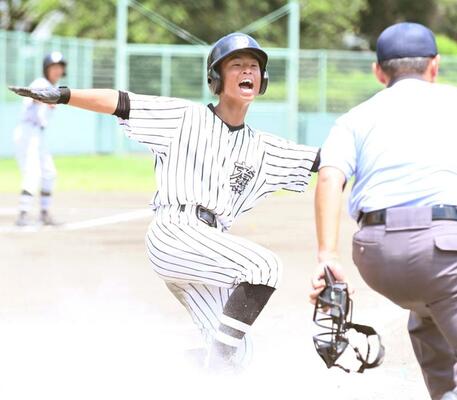 軟式野球決勝　若松原－陽南　２回、若松原７点目のホームを踏み、セーフをアピールする酒井＝県営Ｂ球場