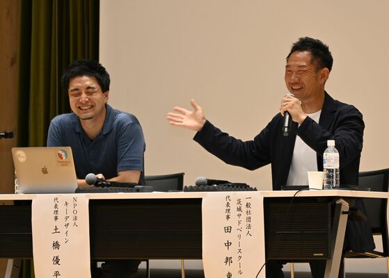フリースクールの役割などについて答える田中さん（右）＝31日午後、宇都宮市宮みらい