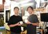 「Ｌ．Ｔ．Ｃｏｏｋｅｒ」を加工した切削部リーダーの杉山仁さんと戸頃専務＝真岡市
