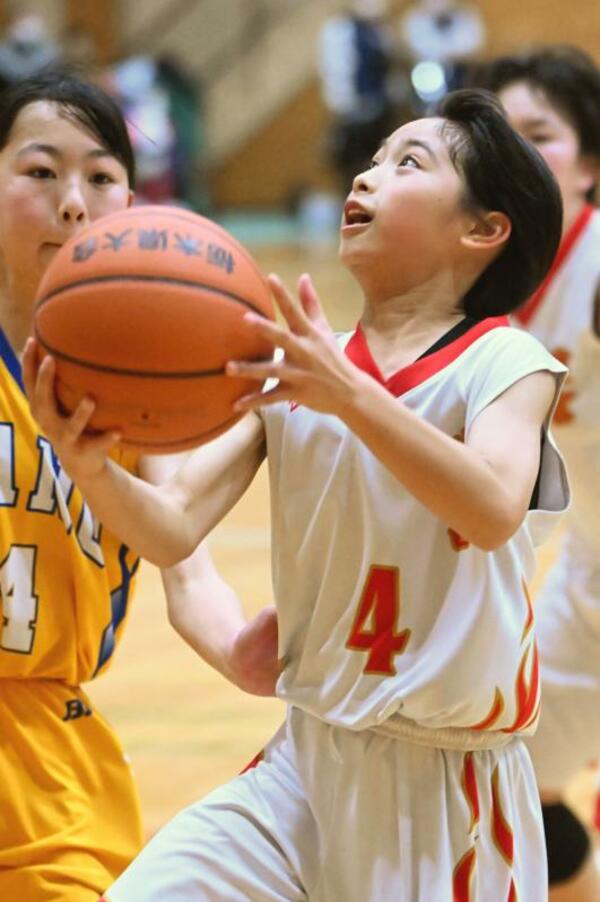 女子　雀宮－佐野クラブ決勝　第４ピリオド、雀宮・穴井がシュートを決める＝茂木町民体育館