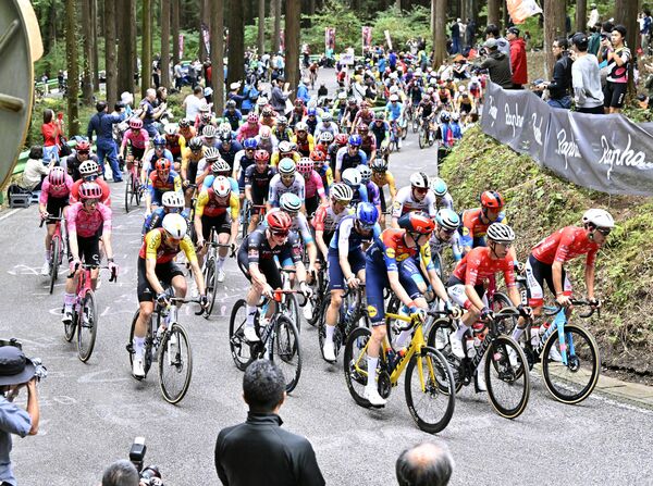 古賀志林道を力走する国内外の選手たち=19日午前10時20分、宇都宮市森林公園周回コース、森田大地撮影