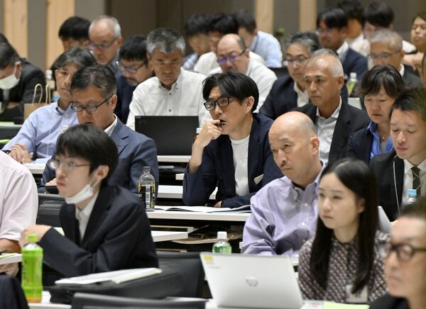 対談に耳を傾ける全国のマスコミ関係者たち=3日午前11時10分、宇都宮市宮みらい
