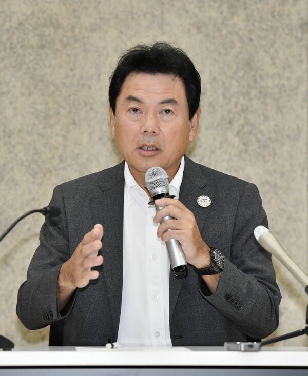 記者会見で６選出馬を表明する佐藤氏＝27日午後４時５分、宇都宮市宮みらい