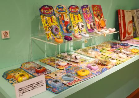 　ＮＥＯ平成レトロ展のたまごっちの展示コーナー＝東京・渋谷