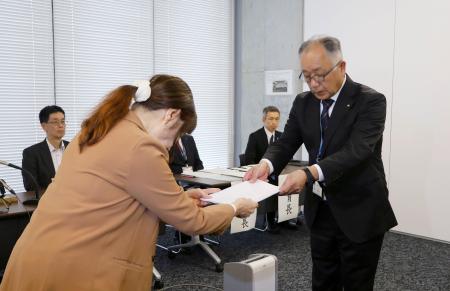 　いじめ問題対策委員会から答申を受ける佐賀県鳥栖市教委の佐々木英利教育長（右）＝２６日午後、鳥栖市役所