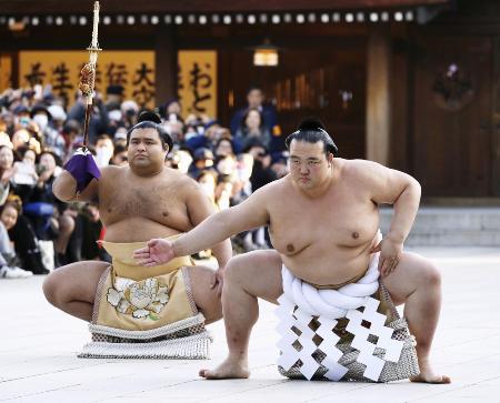 二所ノ関親方は17年1月、新横綱・稀勢の里として奉納土俵入りを披露した。大の里も同じ雲竜型に=東京・明治神宮
