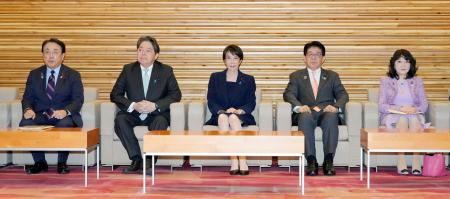 　閣議に臨む高市首相（中央）ら＝２７日午前、首相官邸