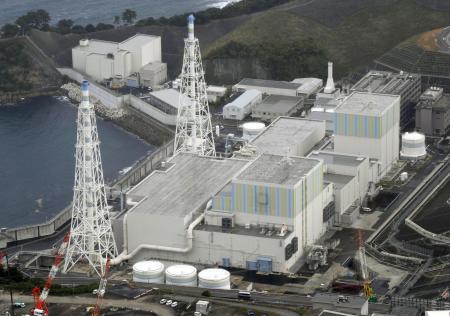 　中国電力島根原発２号機（手前）。奥は１号機＝２０２４年１１月、松江市