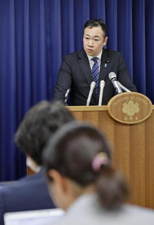　白石隆浩死刑囚の死刑執行について記者会見する鈴木法相＝６月２７日、法務省