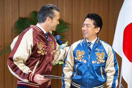 　小泉防衛相（右）からプレゼントされたスカジャンを着るヘグセス米国防長官＝２９日（ヘグセス氏のＸより）