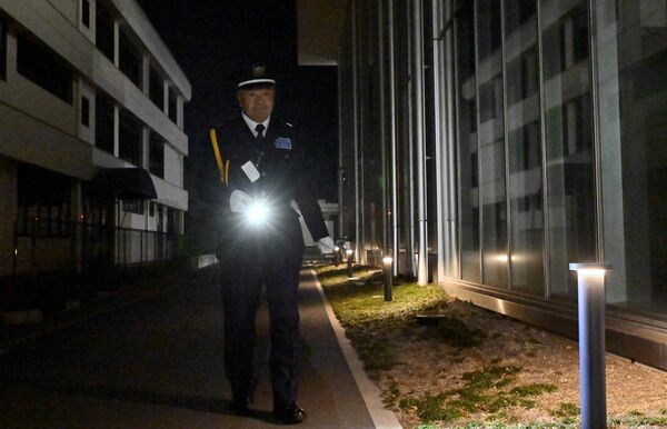 誰もいない夜の社屋、「もしも」がないことを願いながら　67歳のベテラン警備員が現役続ける理由