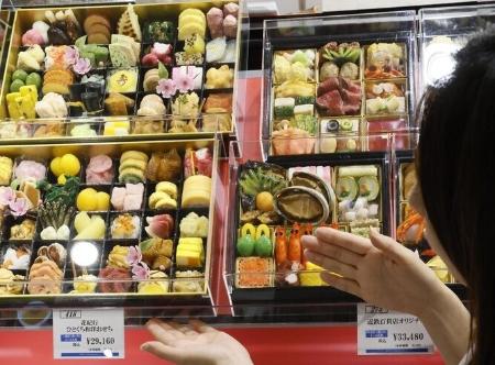 　おせち料理の店頭予約受け付けが始まった近鉄百貨店本店内に並ぶ見本＝2025年９月、大阪市阿倍野区