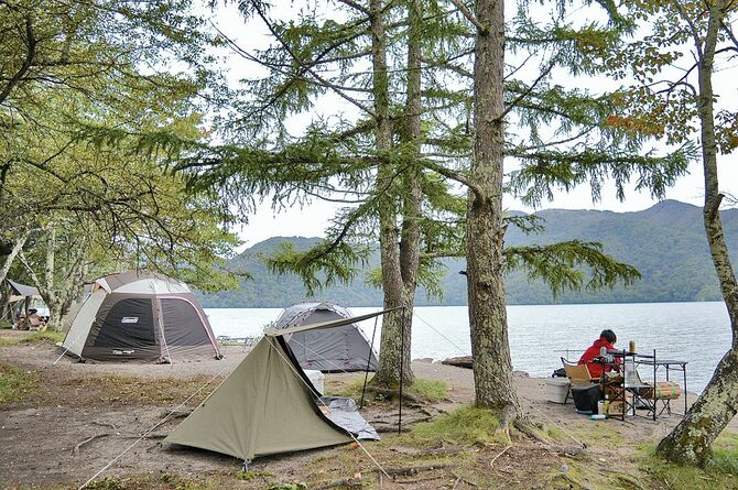 中禅寺湖の景色に癒やされる湖畔のキャンプ場。一人でのびのびとキャンプを楽しむ人も多い