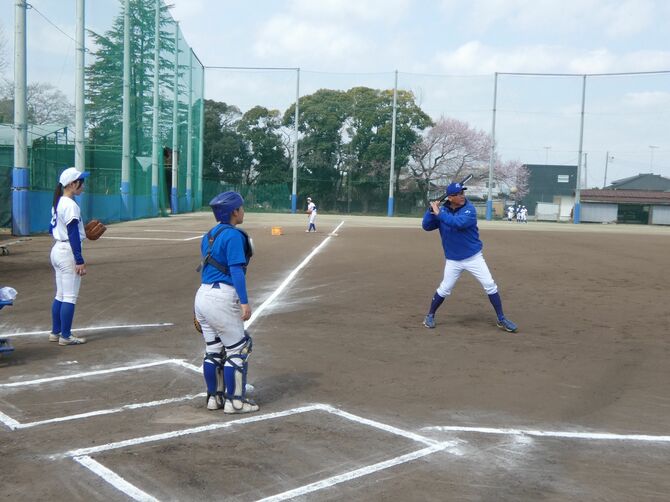 元プロ野球選手で、引退後もロッテに残りサポートやアカデミーの育成をしていた経歴の厚い小林 茂生監督が自ら指導します