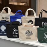 地元店舗コラボのトートバッグ９種発売　ローソンやTSUTAYAなどで購…