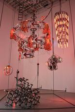 美術館の東西貫く「道」