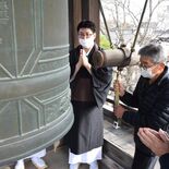 東日本大震災13年　栃木の近龍寺で追悼法要　復興への祈り込め鐘突く