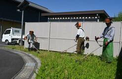 町民５０人参加し 清掃奉仕に汗
