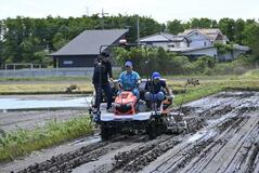 乾田と湛水 直播技術学ぶ　