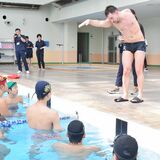 「考えて泳ぐことが大切」　パラ水泳のオネア選手が中学生指導　那須塩原で公開練習