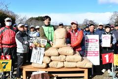 浄財でコメとリンゴ寄贈