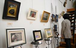 絵画や立体など 小品50点を出展