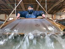 烏山和紙で卒業証書作り