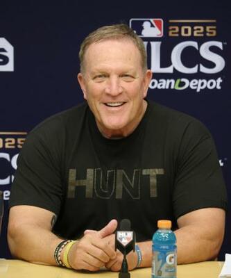 　記者会見で質問に答えるブルワーズのマーフィー監督＝ミルウォーキー（共同）