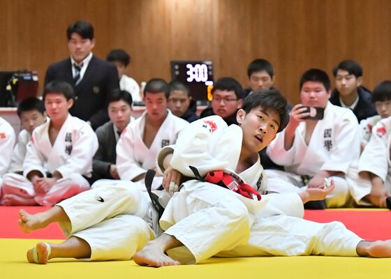 男子個人66キロ級決勝　国学栃木の小口（上）がけさ固めで抑え込む＝ユウケイ武道館