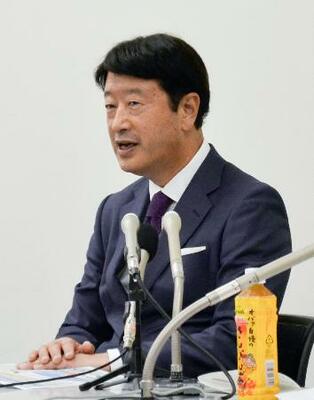 　上場後に記者会見するオリオンビールの村野一社長＝２５日午後、東京都内