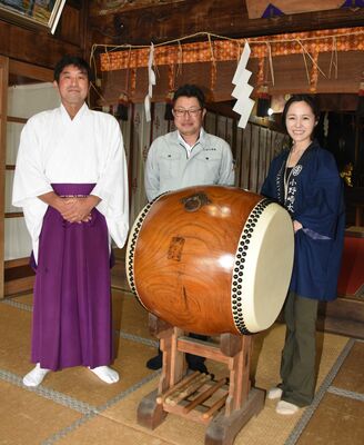 焼き印が押された長胴太鼓と（左から）野澤さん、大森さん、小野崎さん