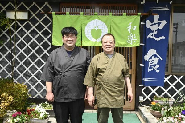 店主の井上昭夫さん（右）と貴史さん