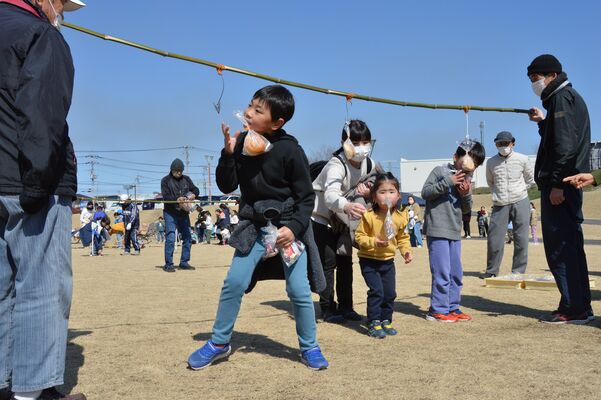 子どもたちがパン食い競争などを楽しんだ３月のイベント