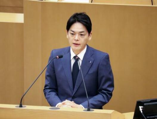 横浜市議会の本会議で答弁する山中竹春市長=28日、横浜市役所