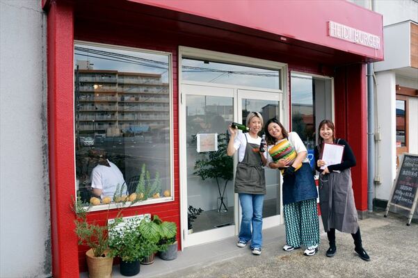 代表の田中さん（中央）ら笑顔あふれるスタッフ