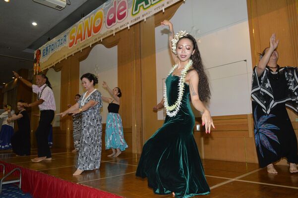 市内外のフラダンサーが踊りを披露した「佐野アロハフェス」
