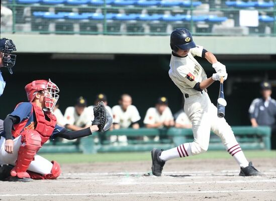 野球決勝２回、作新の西原が右前に先制の適時打を放つ＝県営