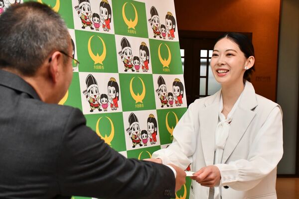 大田原ふるさと大使の委嘱状を受け取る坂上さん