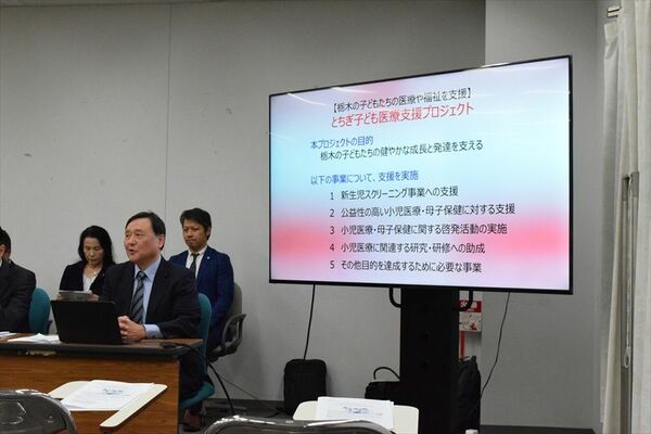 記者会見する山形代表理事（手前）ら＝10日午後、県庁記者クラブ