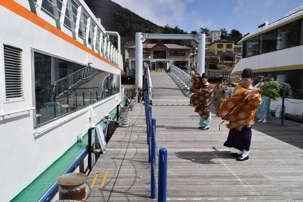 神事を執り行う日光二荒山神社中宮祠の神職