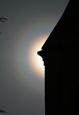 県内でも見られた「花粉光環」。手前の建物はカトリック松が峰教会＝３日午後３時、宇都宮市松が峰１丁目