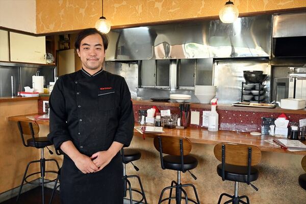 店内に立つオーナーの藤本さん
